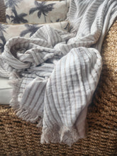 STRIPED THROW