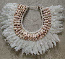 FEATHER WALL NECKLACE