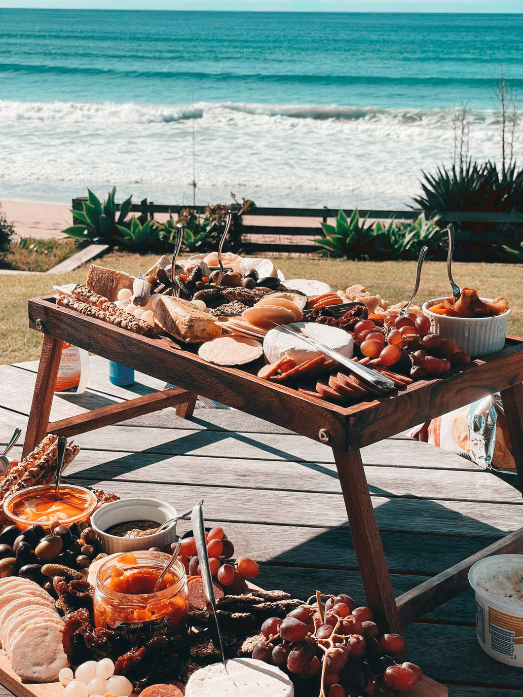 FOLDING PICNIC TRAY